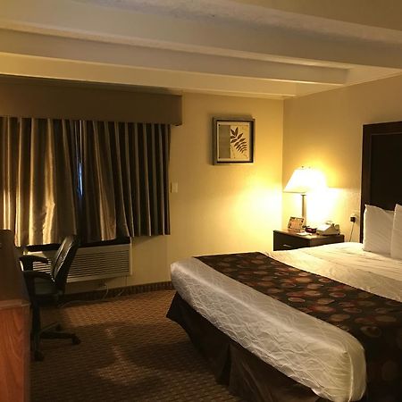 Days Inn By Wyndham Bloomington West Exteriör bild