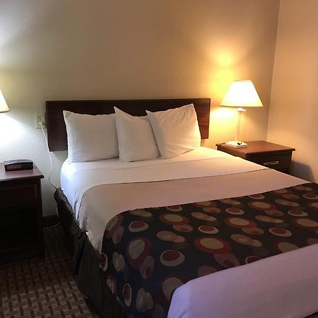 Days Inn By Wyndham Bloomington West Exteriör bild