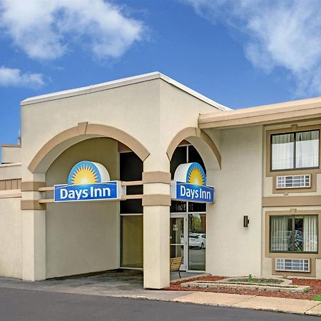 Days Inn By Wyndham Bloomington West Exteriör bild