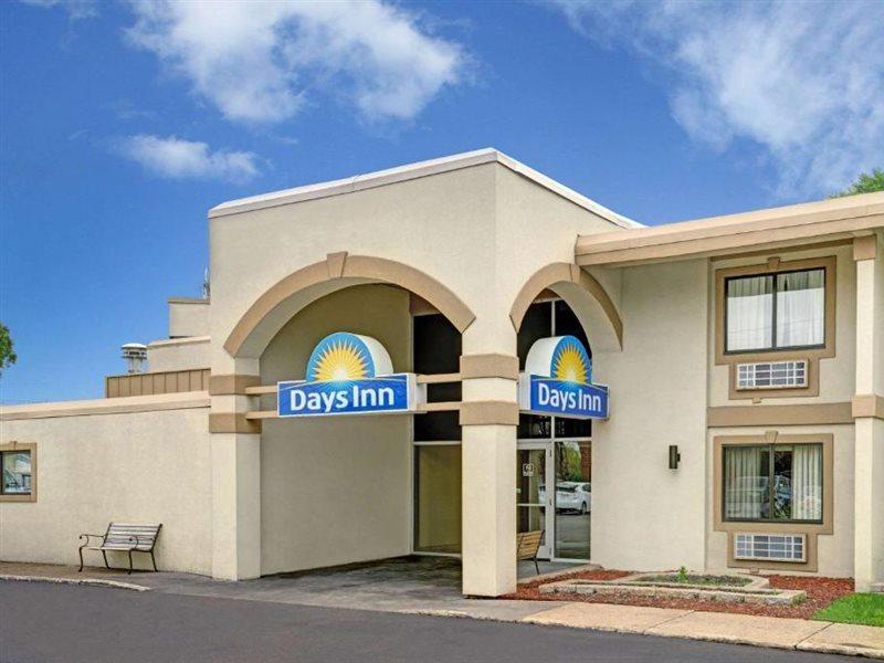 Days Inn By Wyndham Bloomington West Exteriör bild