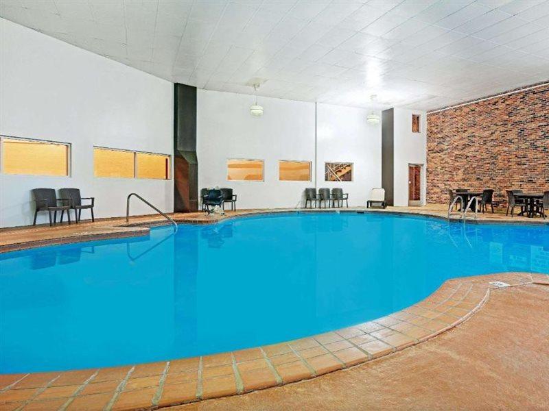 Days Inn By Wyndham Bloomington West Exteriör bild