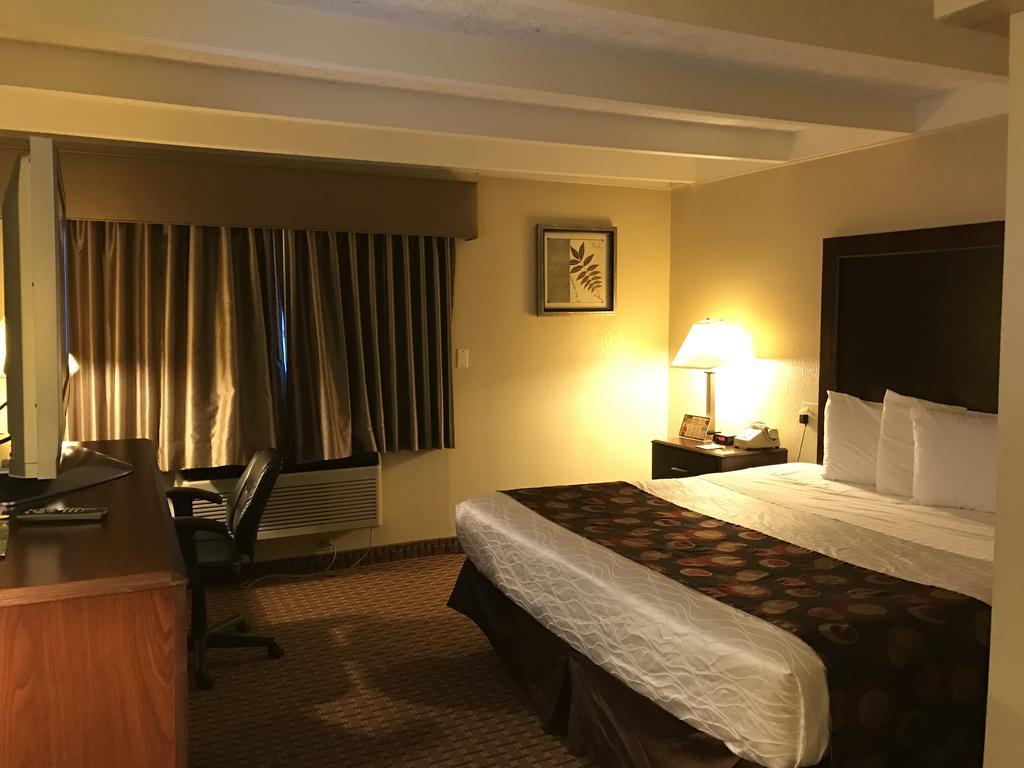 Days Inn By Wyndham Bloomington West Exteriör bild