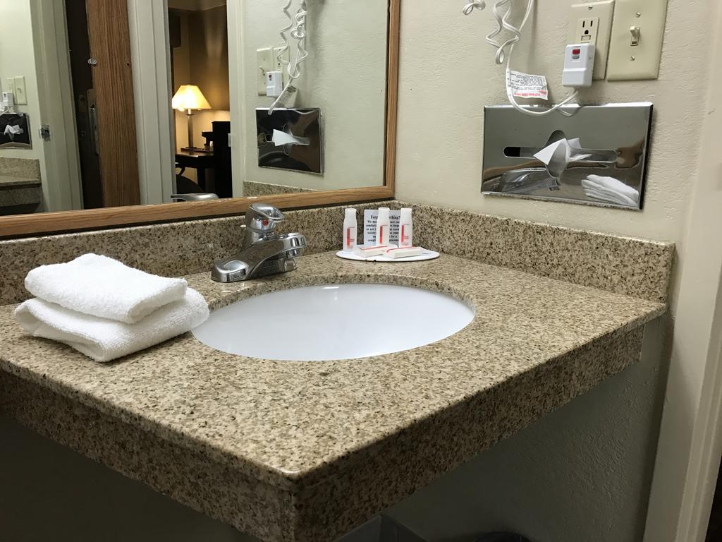Days Inn By Wyndham Bloomington West Exteriör bild