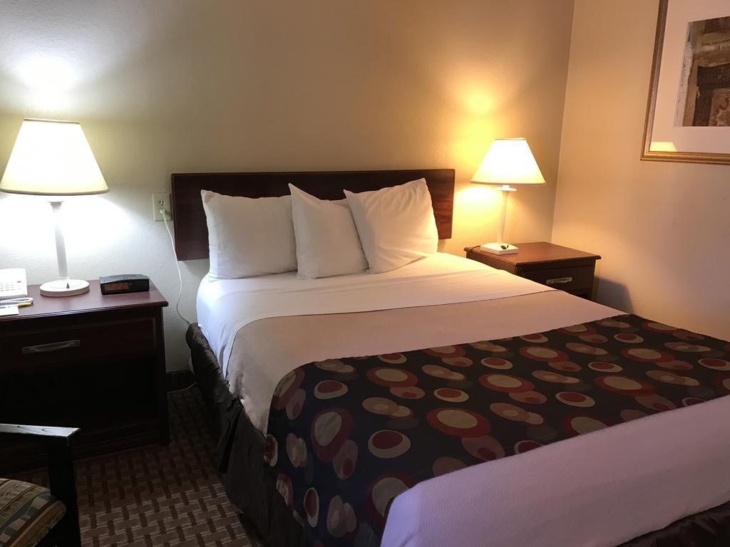 Days Inn By Wyndham Bloomington West Exteriör bild