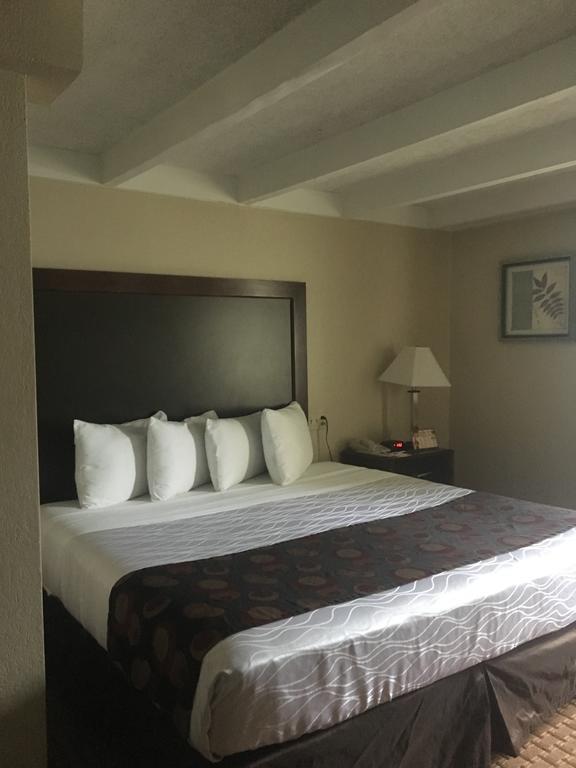 Days Inn By Wyndham Bloomington West Exteriör bild