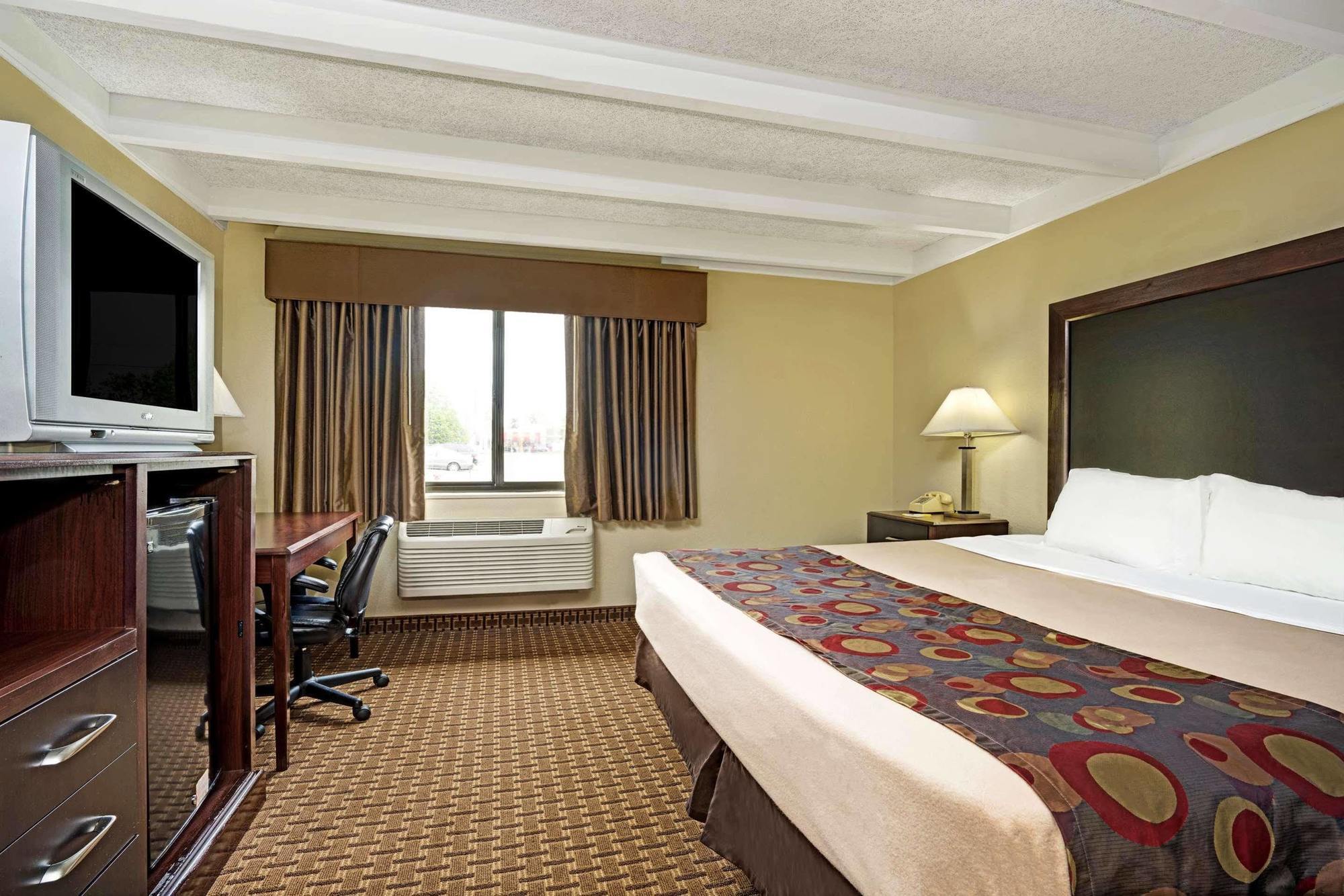 Days Inn By Wyndham Bloomington West Exteriör bild