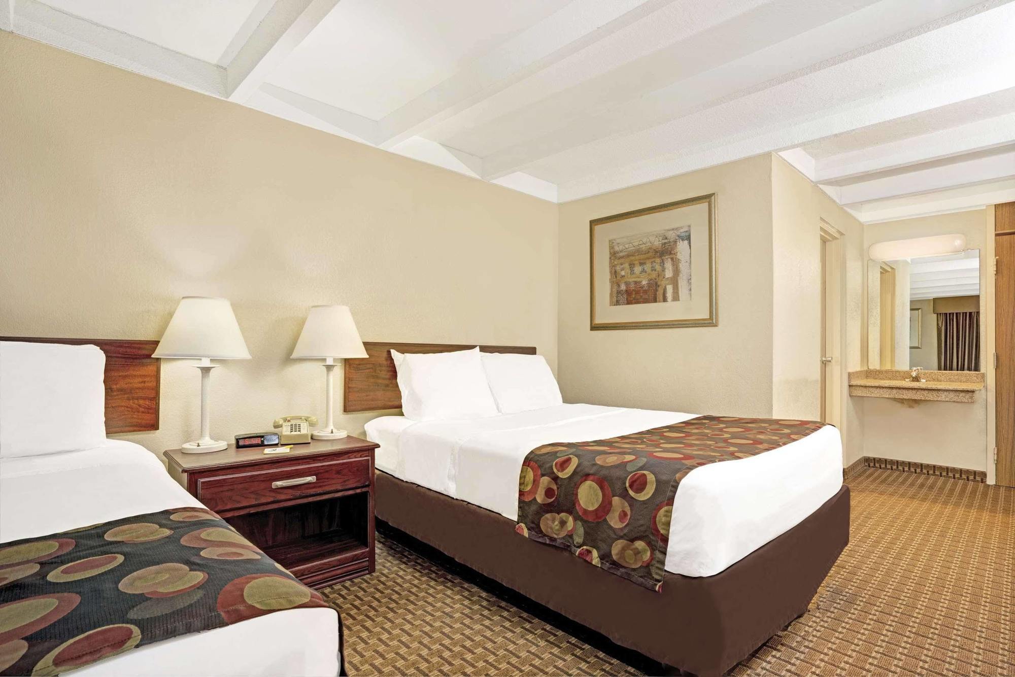 Days Inn By Wyndham Bloomington West Exteriör bild