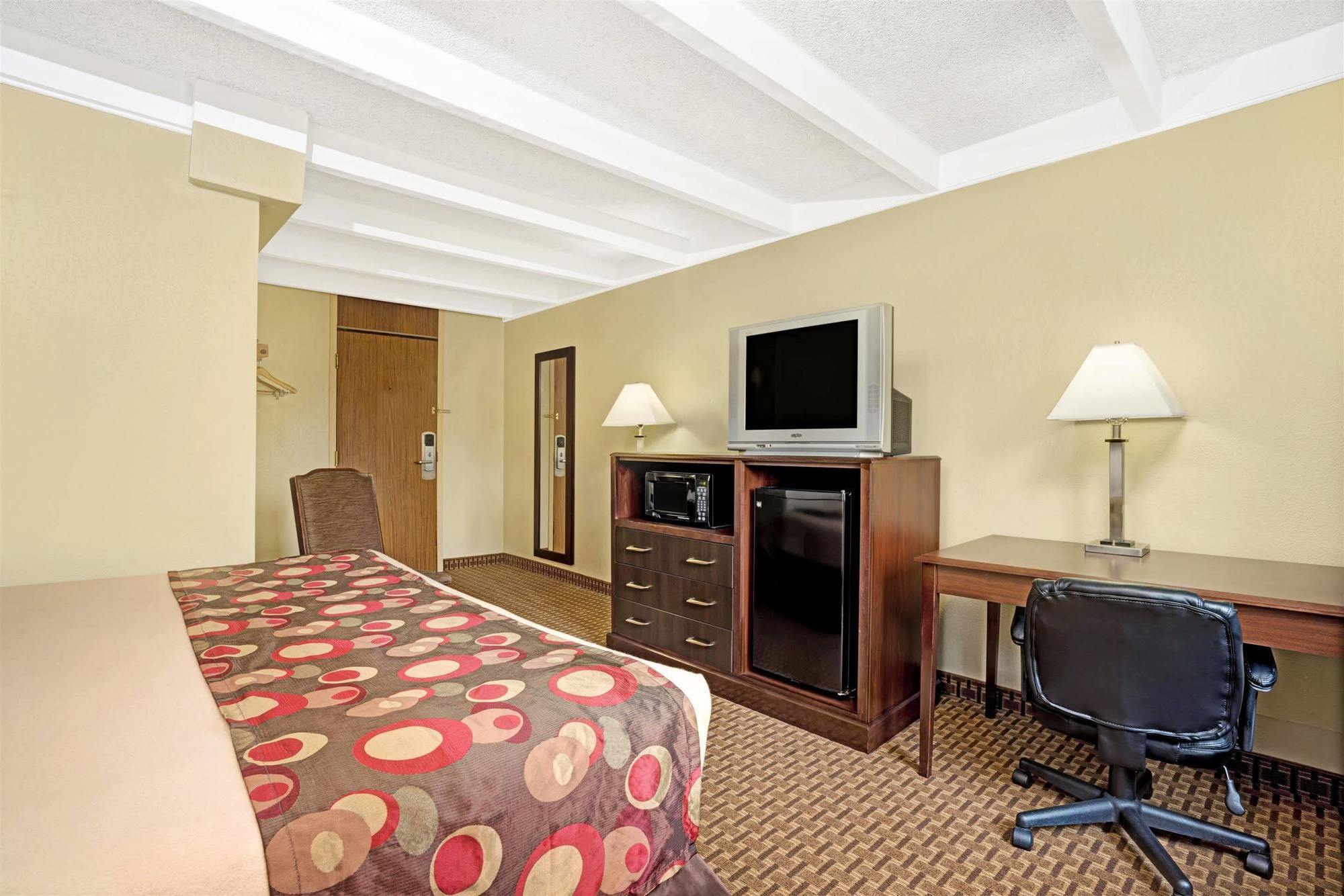 Days Inn By Wyndham Bloomington West Exteriör bild