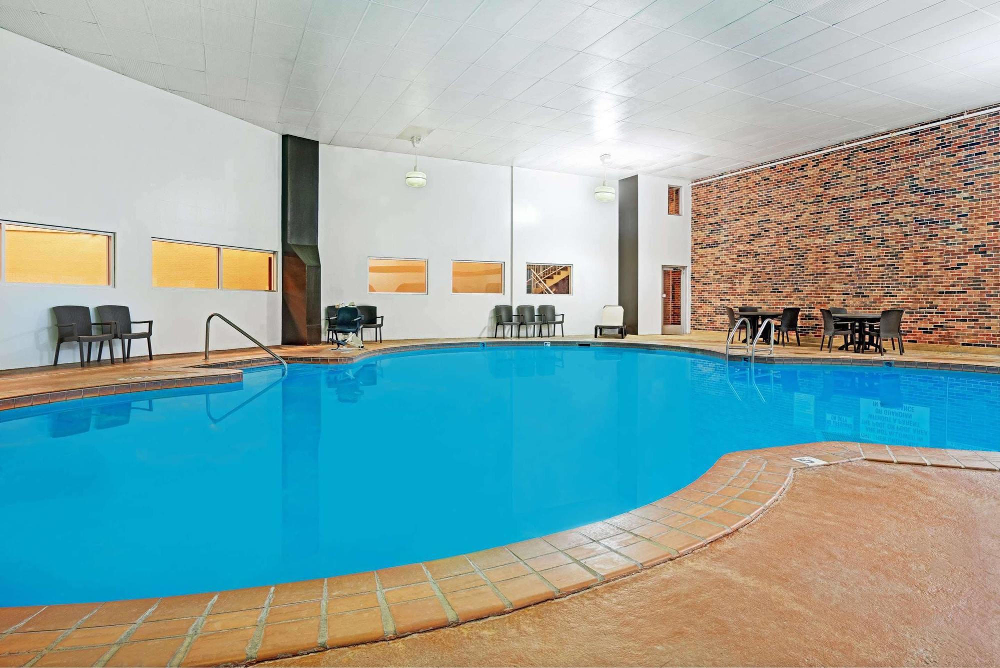 Days Inn By Wyndham Bloomington West Exteriör bild