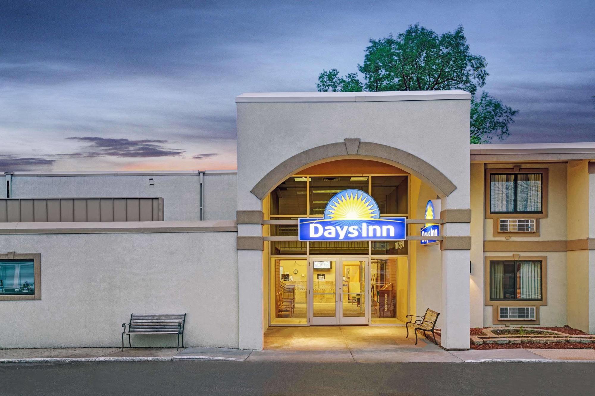Days Inn By Wyndham Bloomington West Exteriör bild