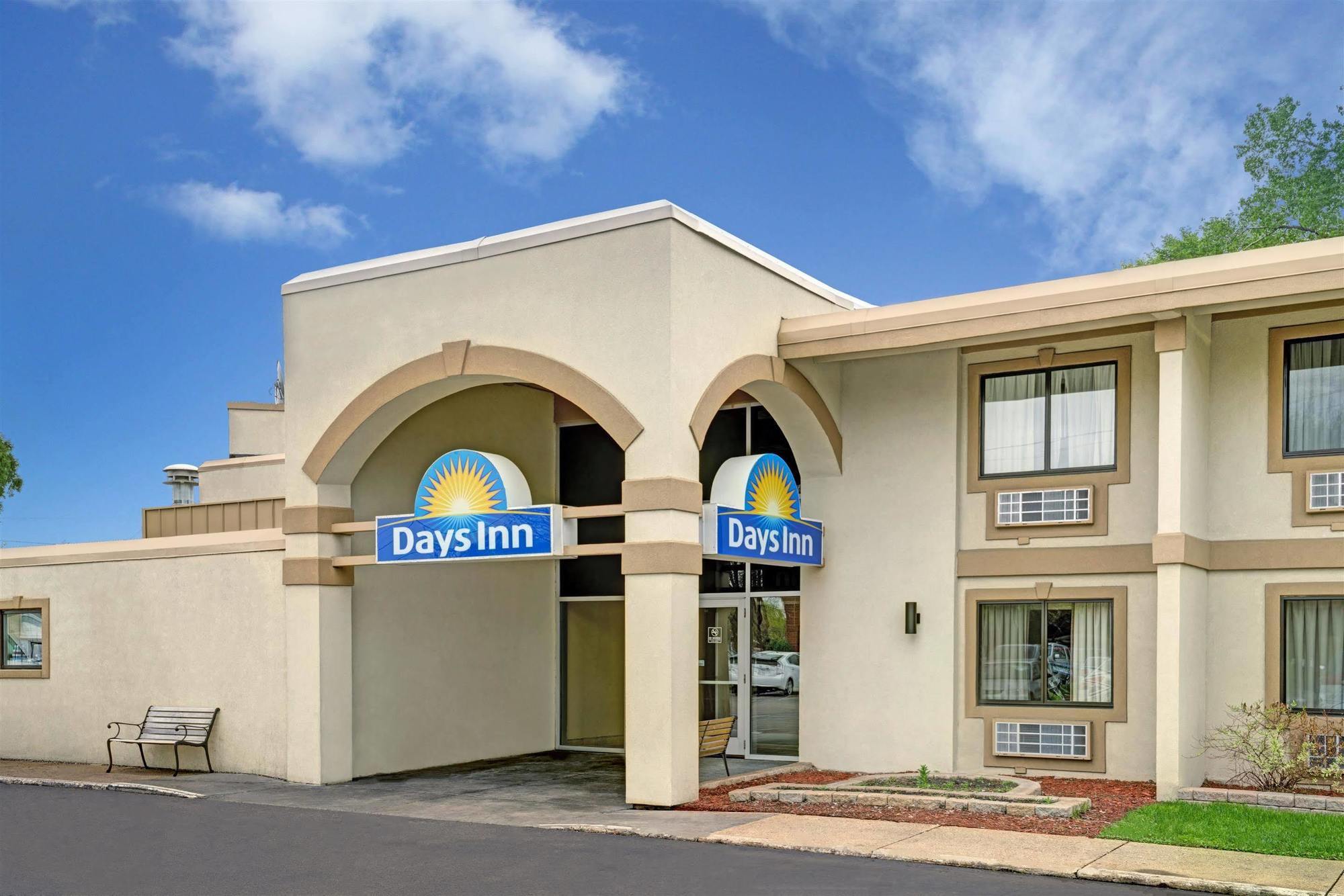 Days Inn By Wyndham Bloomington West Exteriör bild