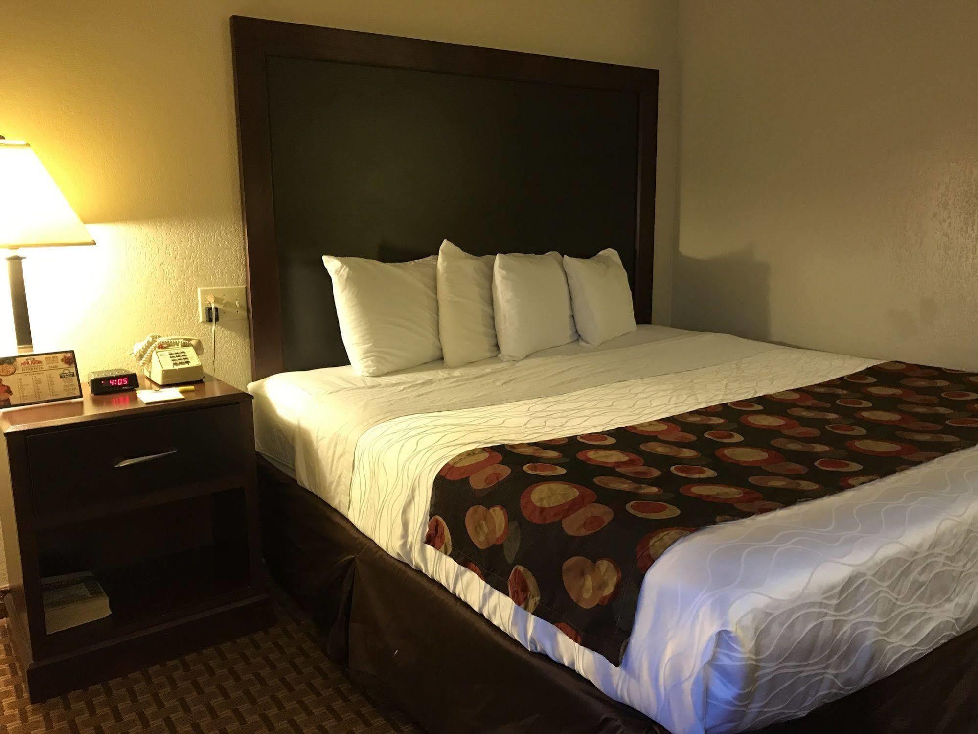 Days Inn By Wyndham Bloomington West Exteriör bild