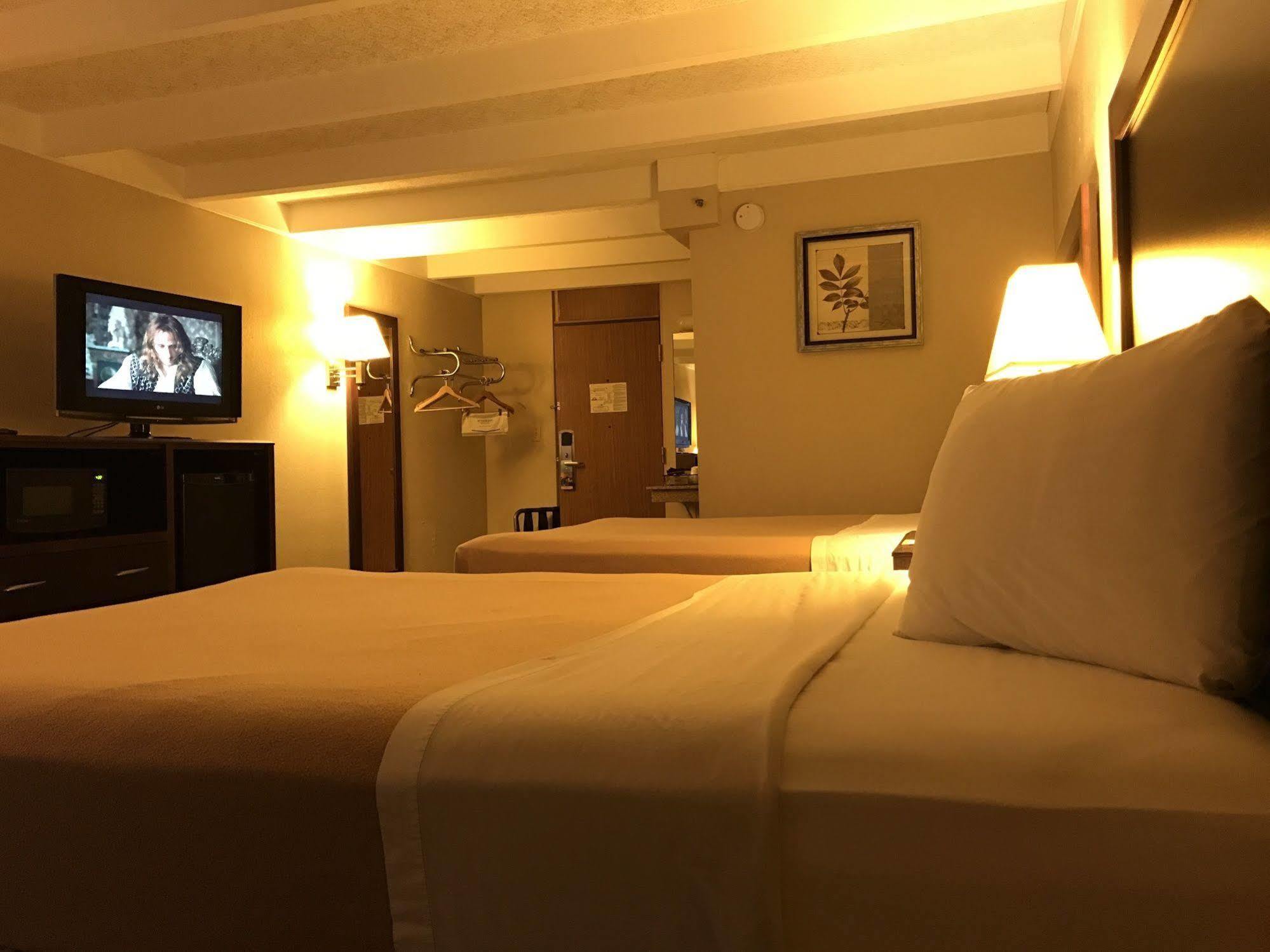 Days Inn By Wyndham Bloomington West Exteriör bild