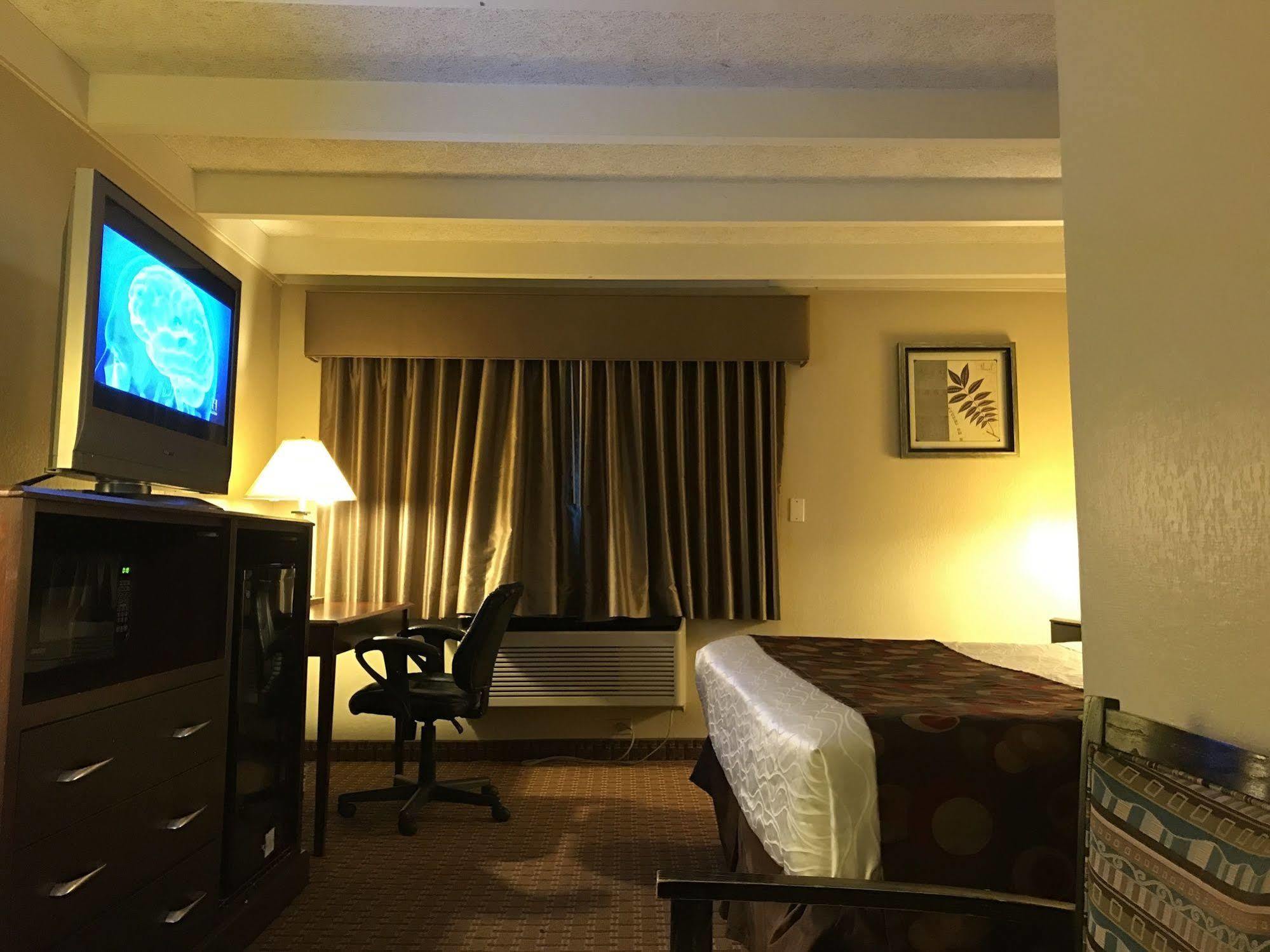 Days Inn By Wyndham Bloomington West Exteriör bild