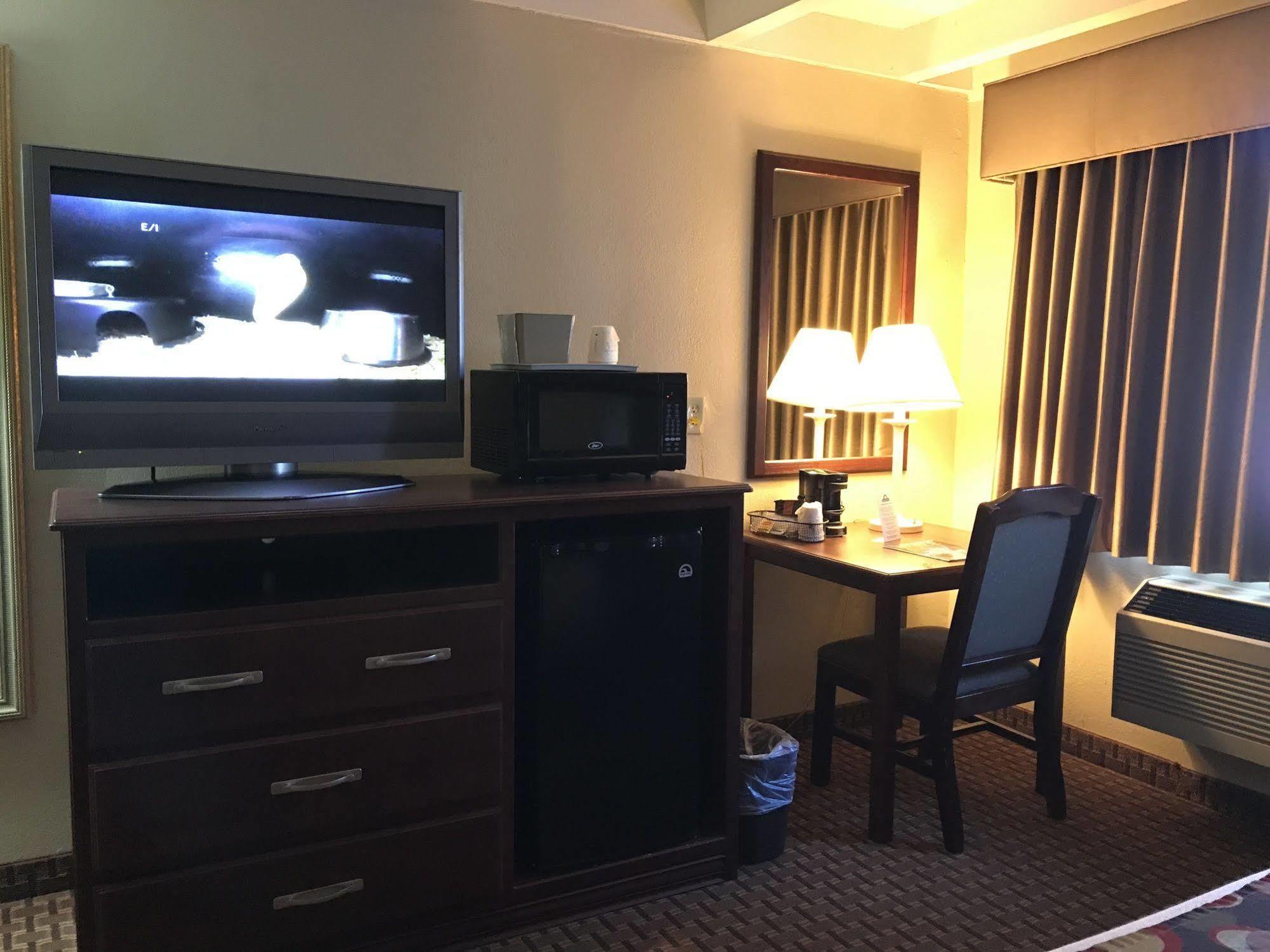 Days Inn By Wyndham Bloomington West Exteriör bild